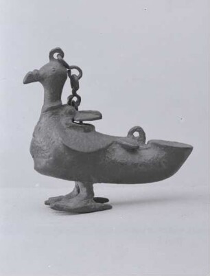 Lampe in Form einer Taube, an zwei Ketten hängend