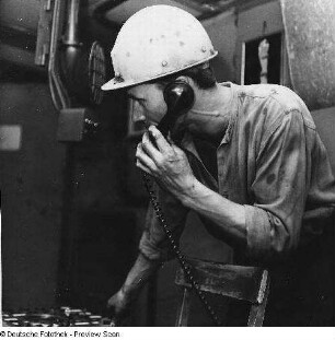 Brandenburg an der Havel. VEB Stahl- und Walzwerk Brandenburg. Stahlwerker im Steuerstand eines Siemens-Martin-Ofens