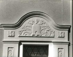 Görlitz, Sonnenstraße 10. Wohnhaus (um 1910). Portalbekrönung