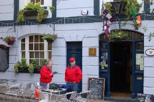 Windsor bei London - Gasthaus : Touristen vor einem alten Gasthaus in Windsor, aufgenommen am 15. Mai 2006