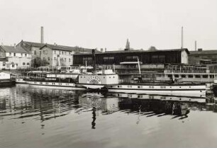 Dresden-Neustadt. Winterhafen der Weißen Flotte Dresden. Blick vom Hafendamm auf Personen-Seitenraddampfer "Diesbar" (1884, Werft Blasewitz) und Lagerschuppen des ehemaligen Verkehrshafens