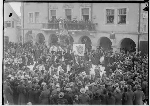Fasnacht Sigmaringen 1935; Bräuteln vor dem Rathaus