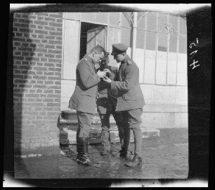 Fresnes-les-Montauban (Dep. Pas-de-Calais, Frankreich): Leutnant Ortner, Leutnant Baier und Leutnant Hofmeister vor der Veranda
