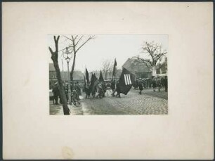 Bitterfeld, Mitteldeutscher Aufstand : Bitterfeld. Aufstand in Mitteldeutschland März 1921, Märzkämpfe. Aufständische mit einer Fahne der Eisernen Front