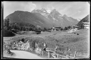 Österreich, Finkenberg. Ortsansicht mit Blick gegen den Grünberg