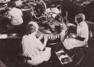 Arbeiterinnen am Montageband zum Aufsetzen von Testringen an Schreibmaschinen in den Wanderer-Werken in Chemnitz : Schreibmaschinen-Montage, Wanderer-Werk, Chemnitz-Schönau