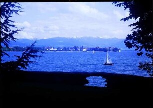 Bad Schachen: Blick vom Tannenhof auf See, die Insel und Schneeberge des Bregenzerwalds