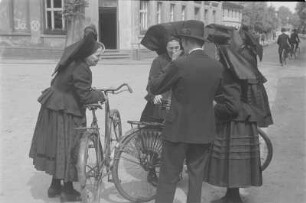 Frau in Kirchgangstracht aus dem Spreewald. : Žony w kemšacej drasće z Błótow.
