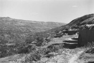 Dorfansicht : Blick auf die Rundhütten eines Dorfes, das sich in einem Tal des Chercher-Gebirges befindet.