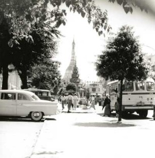 Myanmar (Burma), Rangoon (Rangun). Straßenbild gegen Pagode