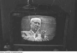 Fernsehabend in einem Klub der Volkssolidarität. Sendung über den Empfang des Kosmonauten Gagarin, 1961