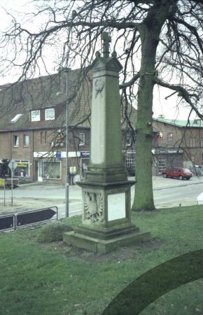 bei Kirche: Ehrenmal 1848/51 - 1870/71: dahinter Hauptstraße