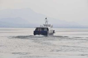 Lausanne - Genfer See : Ein Passagierschiff hat den Hafen verlassen. Aufgenommen in Lausanne am 18. Mai 2010