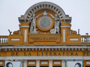 Lima - Giebel des Literaturhauses : Kunstvoll verzierter Giebel des historischen Gebäudes des Literaturhauses neben dem Präsidentenpalast. Aufgenommen am 27. August 2011 in der Hauptstadt Lima
