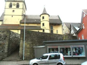 Ansicht von Norden mit Kirche im Kirchhof sowie ortsseitig terrainstabilisierende Futtermauer nach Nordwesten ziehend