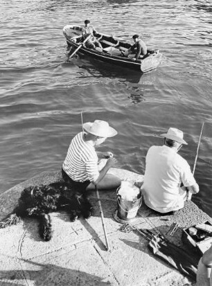 Frankreich. Urlaub. Angler auf der Mole von Arcachon. Hoffentlich reicht es für ein Essen ?