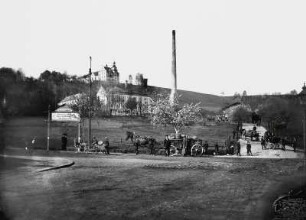 Roßwein. Gasthof Wettinhöhe und Brauerei : Roßwein, Blick von der Straße Am Bahnhof mit Passanten, Leiterwagen und Pferdegespann auf Brauerei und Gasthof Wettinhöhe