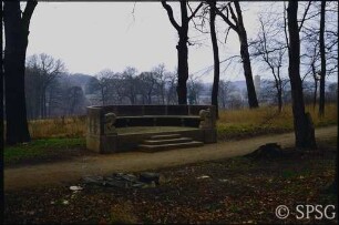 Potsdam, Park Sanssouci, Ruinenberg, halbrunde Sitzbank.