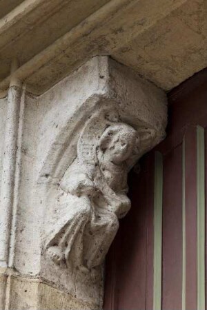 Südportal mit reichem Figurenprogramm — Die vier apokalyptischen Wesen — Engel als Symbol des Matthäus