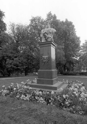 Kurpark, Denkmale auf dem Schmuckplatz; Bad Homburg, Paul-Ehrlich-Weg (Kaiser-Friedrich-Promenade)