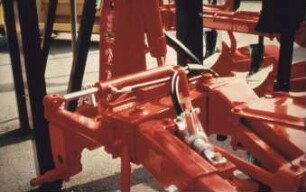 Hydraulische Schnittbreitenverstellung am Volldrehpflug