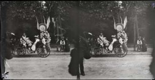 Paris. Bois de Boulogne. Geschmückte Kutsche während der Parade der Fête des fleurs