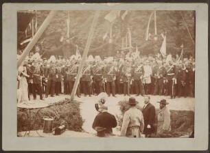 Kaiser Wilhelm II. bei Grundsteinlegung, Kaiserin Auguste Viktoria und Großherzog Friedrich I. im Hintergrund.