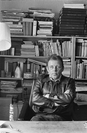Der Dramatiker Rudi Strahl in seinem Arbeitszimmer : Der Dramatike Rudi Strahl in seinem Arbeitszimmer in Berlin, vor einem Bücherregal sitzend