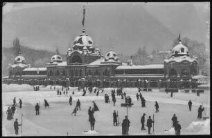 Budapest. Eislaufplatz im Stadtwäldchen : Budapest. Eislaufplatz und Sportpavillon am Stadtwäldchen-Teich. Winteraufnahme mit Eisläufern