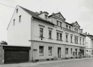 Olbernhau, Wohnhaus : Olbernhau. Doppelwohnhaus (um 1880) mit Läden, Freiberger Straße 9/11. Straßenansicht