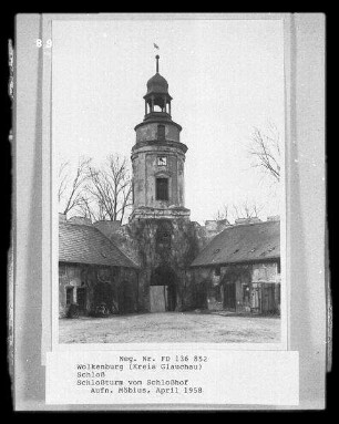 Limbach-Oberfrohna-Wolkenburg-Kaufungen. Schloss Wolkenburg (1694/1700 Umbau zum Schloss). Torturm (circa 1795). Ansicht vom Schlosshof