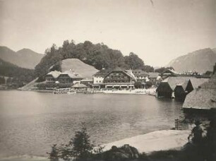 Berchtesgadener Alpen. Nordspitze des Königsees und Dorf Königsee mit Bootsstation