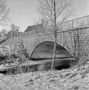 Bille: Betonbrücke, mit Feldsteinen verkleidet: Winter