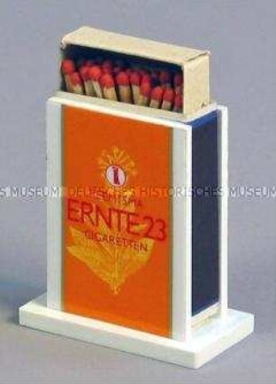 Streichholzspender mit Streichholzschachtel und mit Werbeaufdruck für "Ernte 23"-Zigaretten