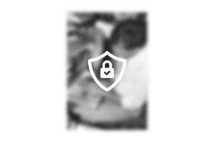 Uhren-Schmuck-Bestecke [Name maskiert] (Grenzweg 28, EKZ-Neuschönningstedt): der Uhrmachermeister bei der Reparatur einer Uhrwerks