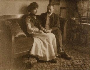 Dame und Herr auf einem Sofa