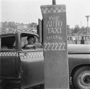 Budapest. Taxistand mit wartendem Taxi