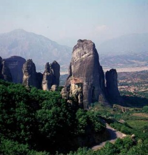Metéora. Kloster Rousánou vor den Sandsteintürmen