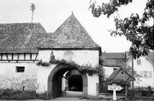 Kutzenhausen: Haus mit Torbogen