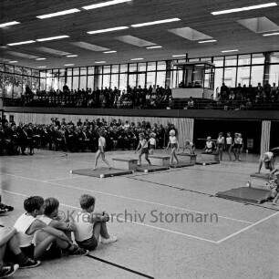 Stormarnhalle: Einweihung: Turnvorführungen, im Hintergrund Gäste