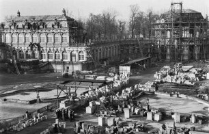 Dresden-Altstadt. Zwinger (1709-1728; M. D. Pöppelmann, B. Permoser). Baustelle. Mathematisch-Physikalischer Salon, Bogengalerie und Wallpavillon. Zwingerhof mit Steinmetzwerkstätten