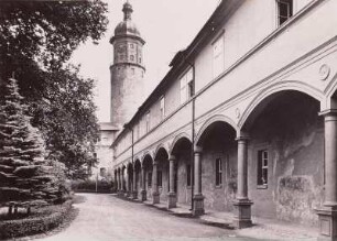 Arnstadt, Schloss Neideck : Arnstadt. Hofarkaden gegen Neideckturm