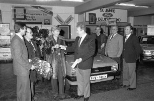 13. "Ball des Handwerks" in der Schwarzwaldhalle. Übergabe des Hauptgewinns beim Autohaus Vollmer
