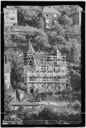 Königstein. Villa am Elbhang, eingerüstet