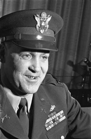 Verabschiedung des Chefs der amerikanischen Militärpolizei, Captain Donald F. Zeller, der nach dreijährigem Aufenthalt nach Amerika zurückgeht.