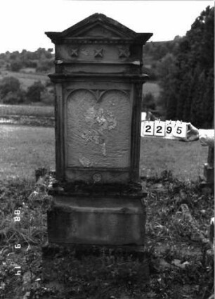 Grabstein 2295 (Index: 100097425) Maße HxBxT: 210x67x22 cm Symbolik: drei Rosetten Besonderheit: Doppelgrab für Eheleute: Grabstein 2295