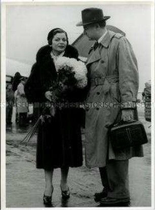 Lys Assia trifft auf dem Düsseldorfer Flughafen ein