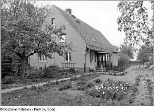 Scharfenberg, Wohnhaus : Scharfenberg. Straßenansicht eines Wohnhauses