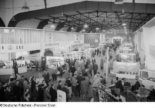 Blick in die "Chemie" betitelte Halle mit VEB-Ständen und Besuchern auf der Leipziger Herbstmesse 1954
