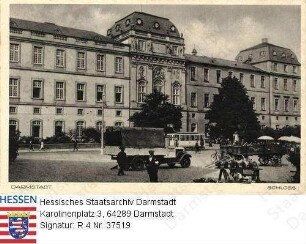 Darmstadt, Schloss / Vorderseite, davor Straßenbahnwagon, LkW und Marktstände